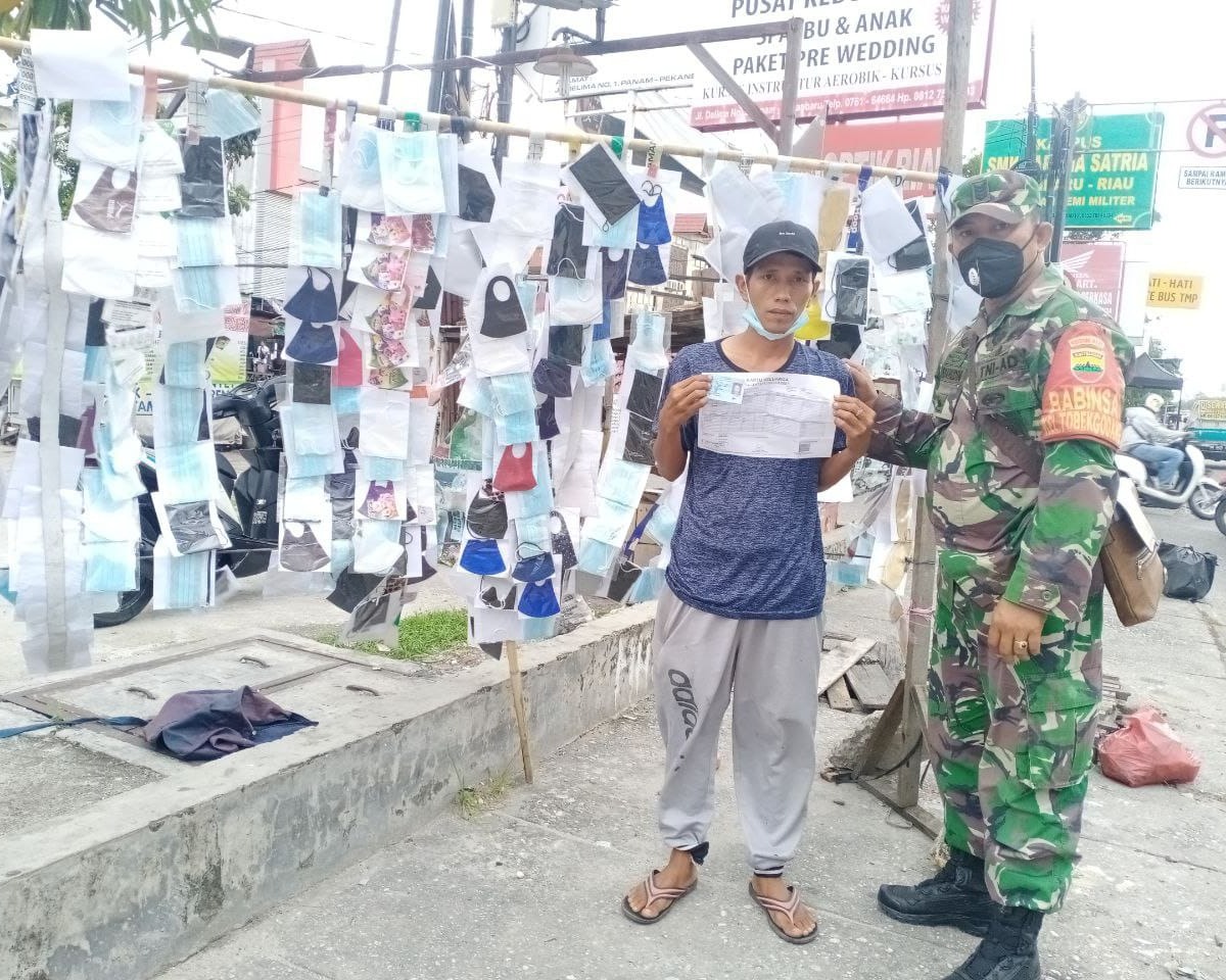 Babinsa Kodim 0301/PBR Datangi Warga Peserta BTPKLW TNI Yang Untuk Menerima Bantuan BLT di Kelurahan Tobek Godang