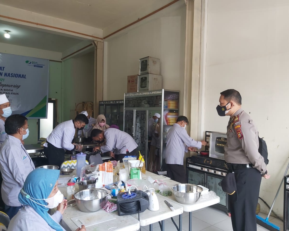 Polsek Limapuluh Lakukan Penyemprotan Disinfektan Di Rumah Warga Suspek Covid-19