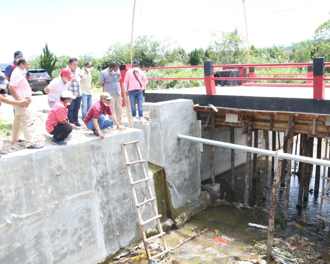 Jalan Alternatif Masyarakat Menuju Pusat Kota, Bupati Taput Nikson Nababan Resmikan Jembatan Soekarno Hatta di Desa Aek Siansimun