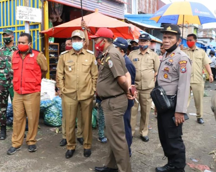Wabup Taput Turun Langsung Menertibkan Pasar Siborong - borong