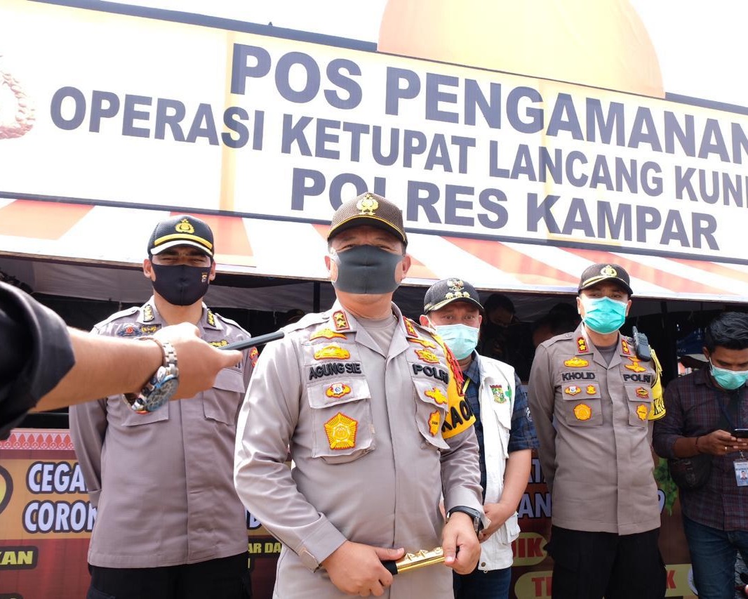 Kapolda Riau Meninjau Langsung Pelaksanaan Larangan Mudik di Pos Pengamanan Ops Ketupat Lancang Kuning di Kecamatan 13 Koto Kampar Perbatasan Sumbar - Riau