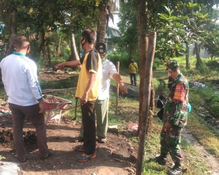 Babinsa Kodim 0301/PBR dan Polri Lakukan Gotong Royong Bersihkan Parit Bersama Warga