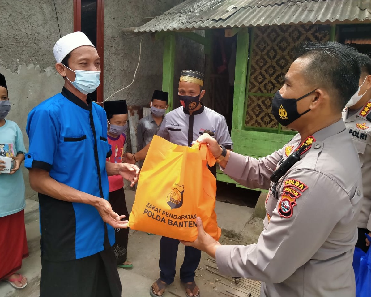 Tim Jumat Barokah Polda Banten Salurkan Paket Sembako Kepada Ponpes Roudotul Qur'an Al Mubtadiin