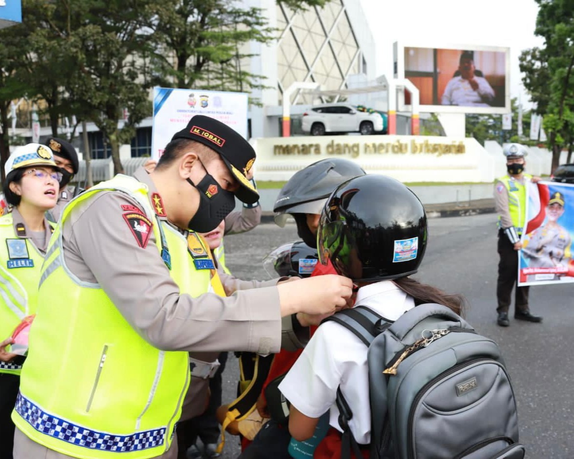Turun Langsung Menyapa Para Pengendara dan Bagikan Helm, Kapolda Riau Irjen Pol M Iqbal: Untuk Keselamatan, Sayangi Anak Anak