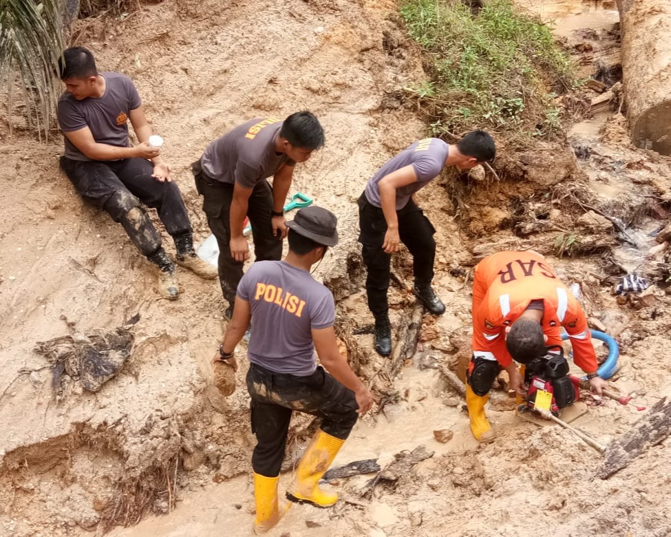 Tim Bara Siaga Bencana Dit Samapta Polda Riau Terjun Langsung Ke Lokasi Bencana Tanah Longsor di Rohul