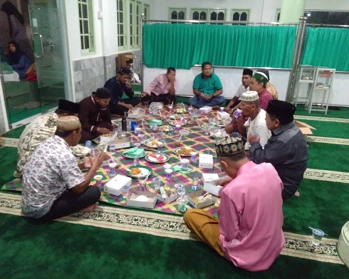 Sambut Puasa Asyuro, Ketua Yayasan MDTA Nurul Huda Bukber Dengan Santrinya