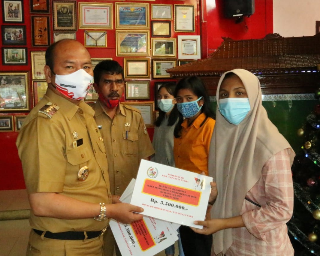 Bupati Taput Serahkan Beasiswa Bagi Mahasiswa Berprestasi Yang Kurang Mampu