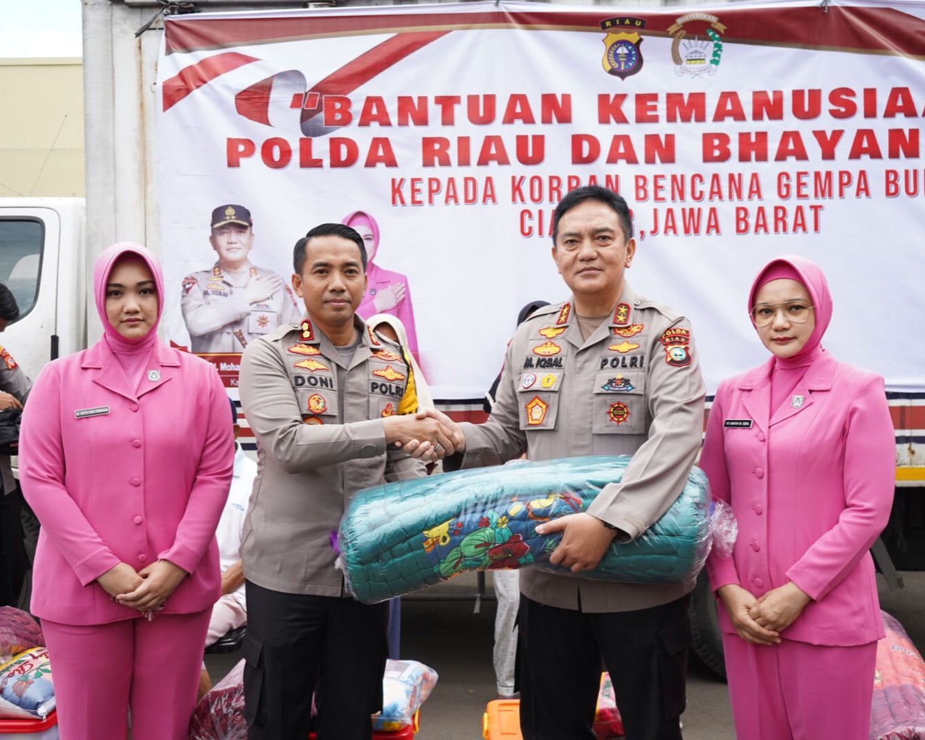 Kapolda Riau Irjen Pol M Iqbal Turun Langsung Serahkan Bantuan Korban Gempa Cianjur