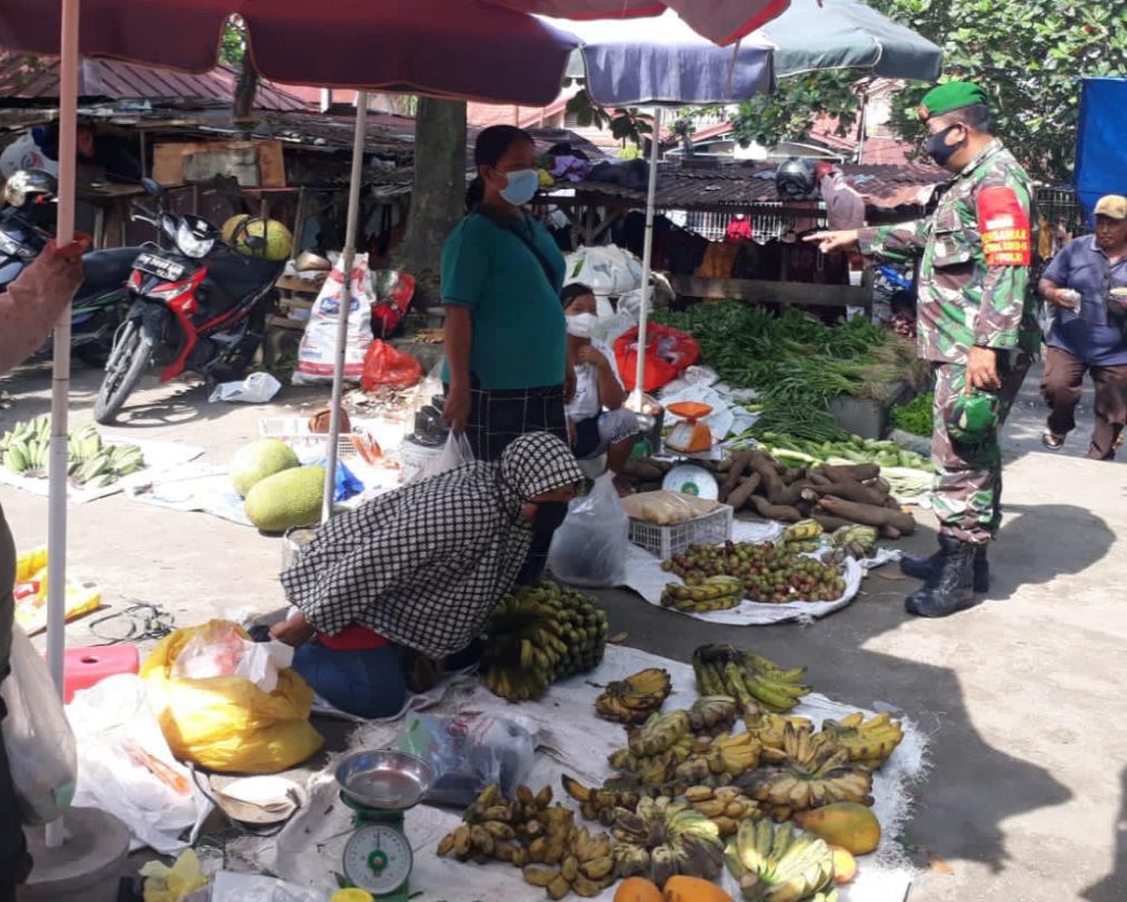 Cegah Penyebaran Covid-19, Babinsa Kodim 0301/PBR Lakukan Pemantauan Penerapan Prokes di Pasar Rumbai