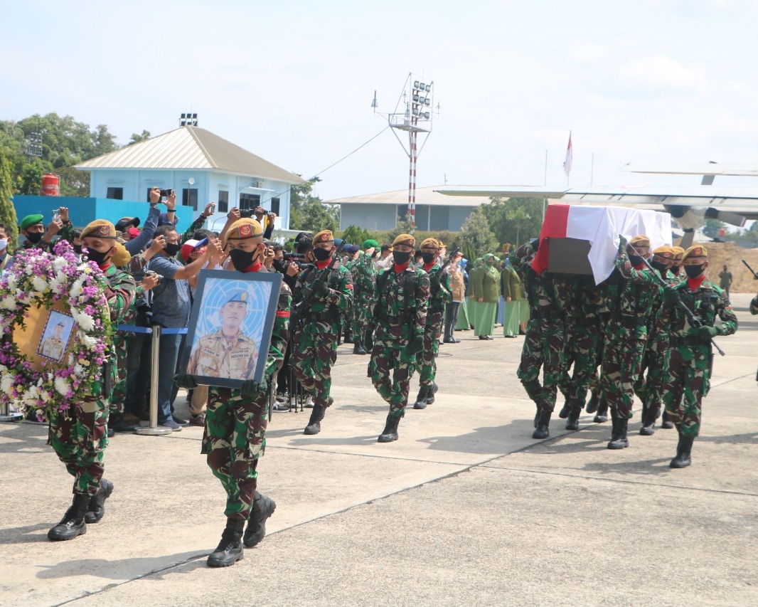 Pesawat TNI AU Bawa Jenazah Pelda Anumerta Rama Wahyudi 
