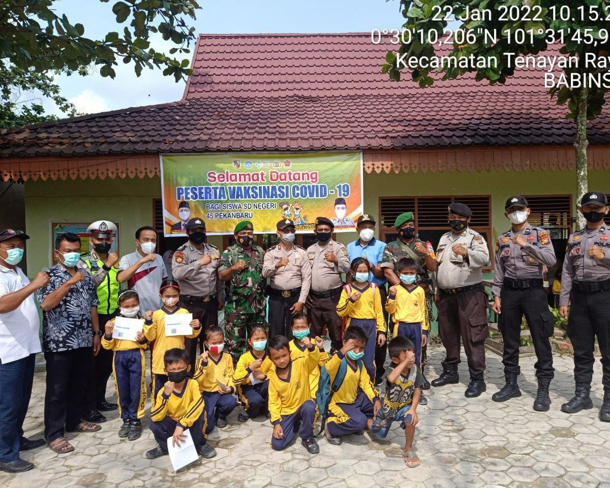 Dukung Program Pemerintah, Babinsa Kodim 0301/PBR Dampingi Pelaksanaan Vaksinasi Anak 6-11 Tahun di SD Negeri 45