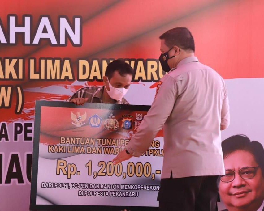 Kapolda Riau Serahkan Bantuan Tunai Pedagang Kaki Lima Dan Warung (BTPKLW) di Mako Polresta Pekanbaru