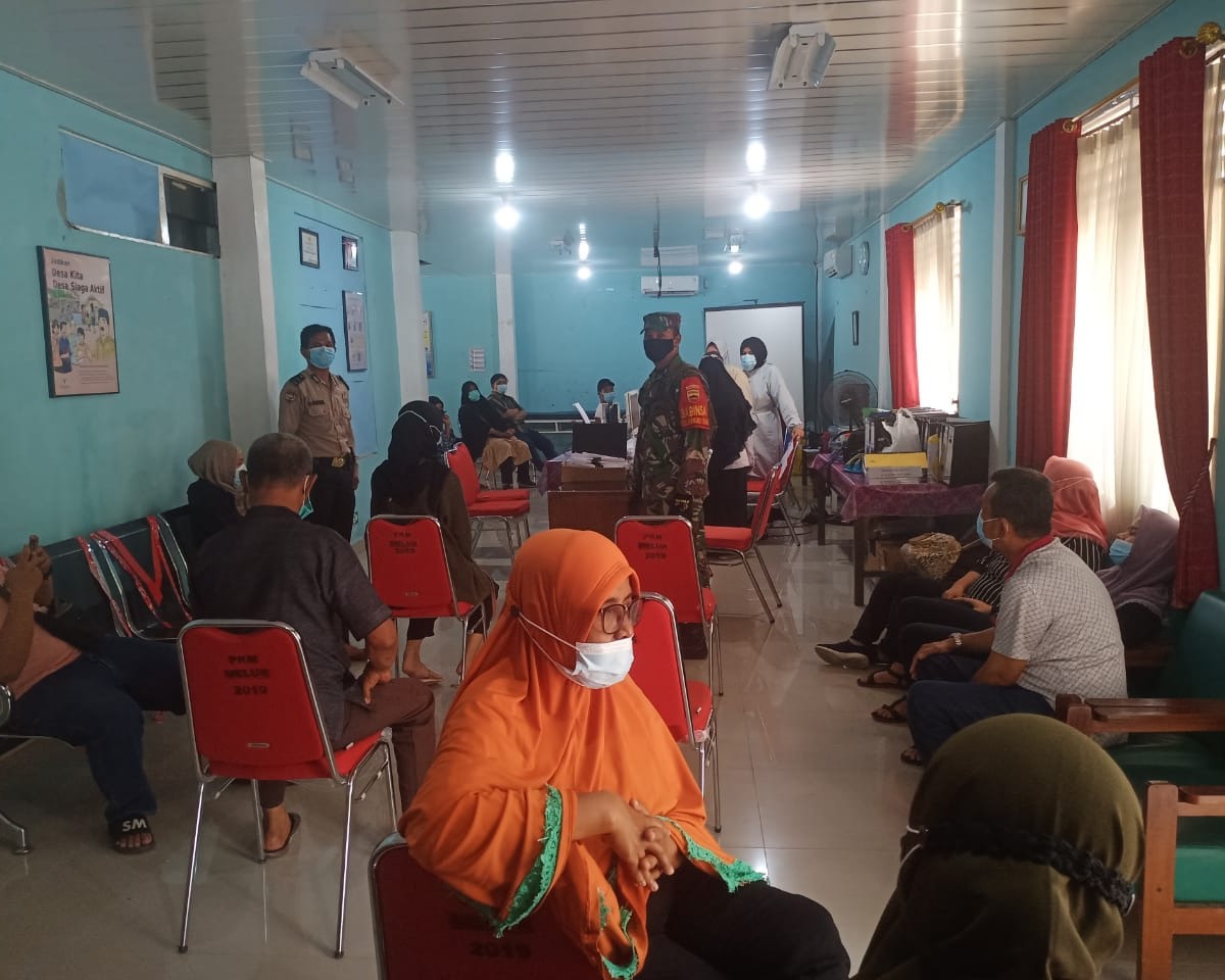 Babinsa Kodim 0301/PBR Lakukan Pendampingan Kegiatan Vaksinasi Covid-19 di Puskesmas Melur