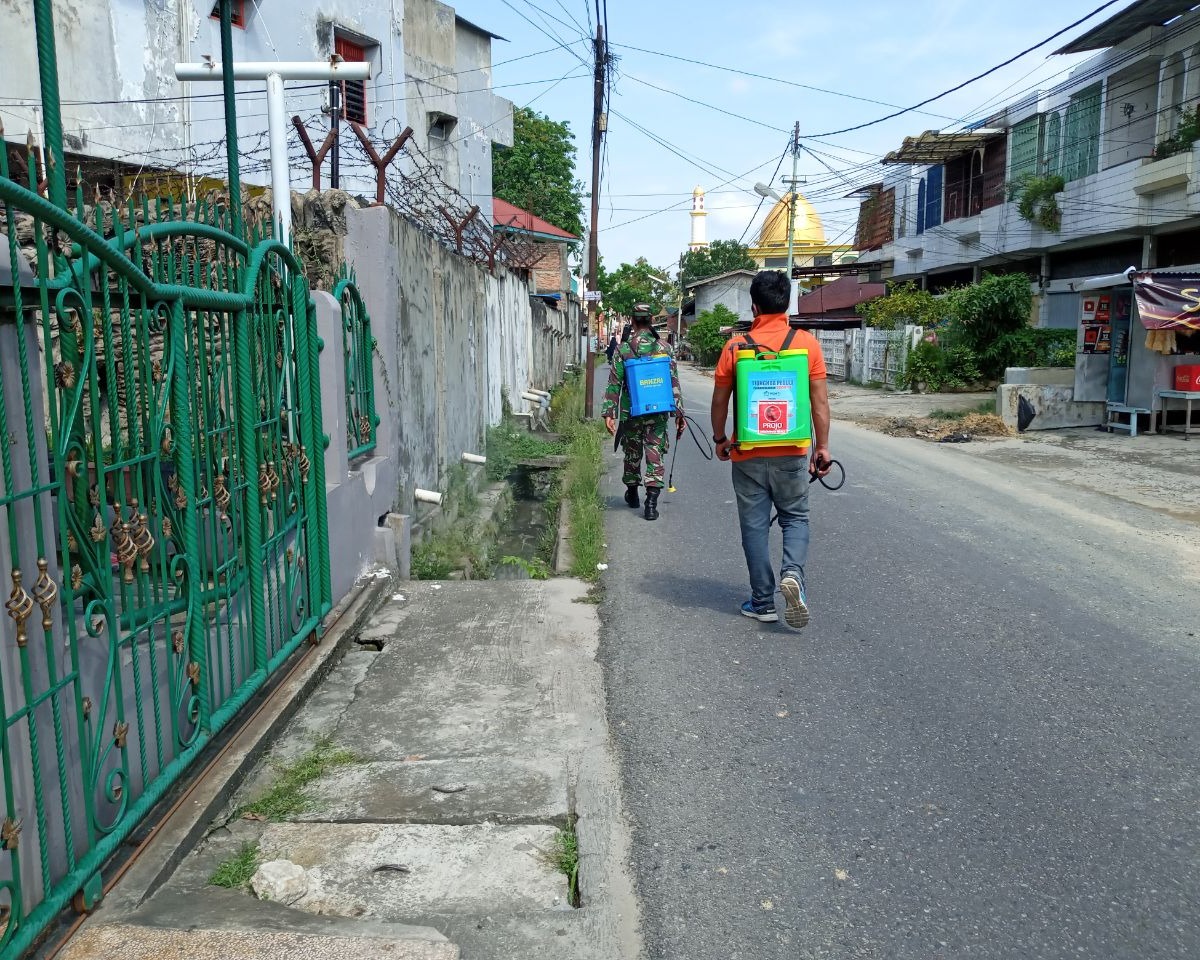 Cegah Penyebaran Covid-19, Babinsa Kodim 0301/PBR Laksanakan Penyemprotan Desinfektan di Lingkungan Warga
