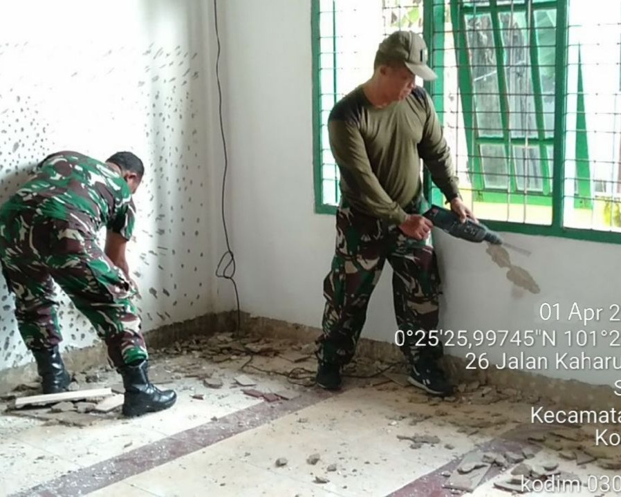 Tingkatkan Kepedulian TNI Terhadap Lingkungan, Babinsa Kodim 0301/Pekanbaru Berikan Bantuan Untuk Mushola Nurul Ikhlas