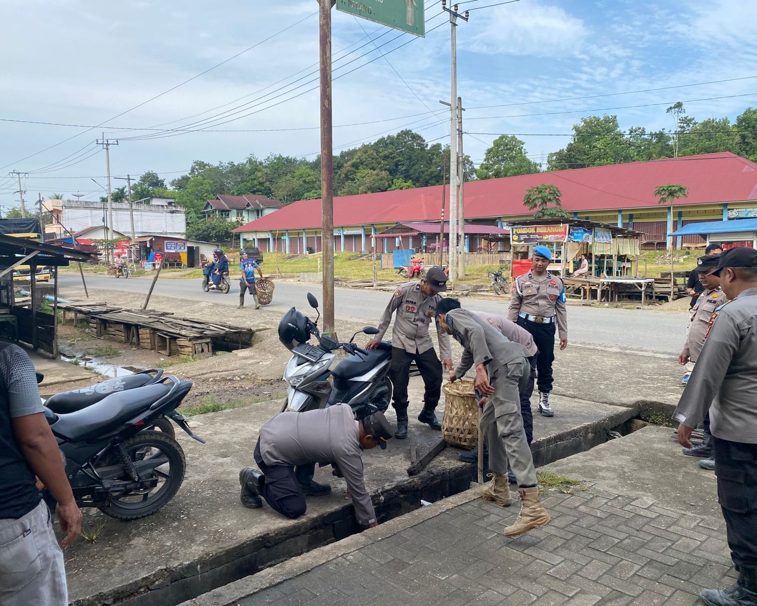 Gerakan ASRI, Jajaran Polres Inhu Gelar Gotong Royong Bersama