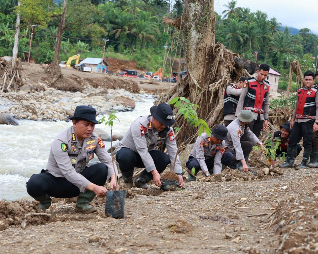 Polda Riau 'Wariskan' Pohon Di Kabupaten Agam Jelang Berakhirnya Misi Kemanusiaan