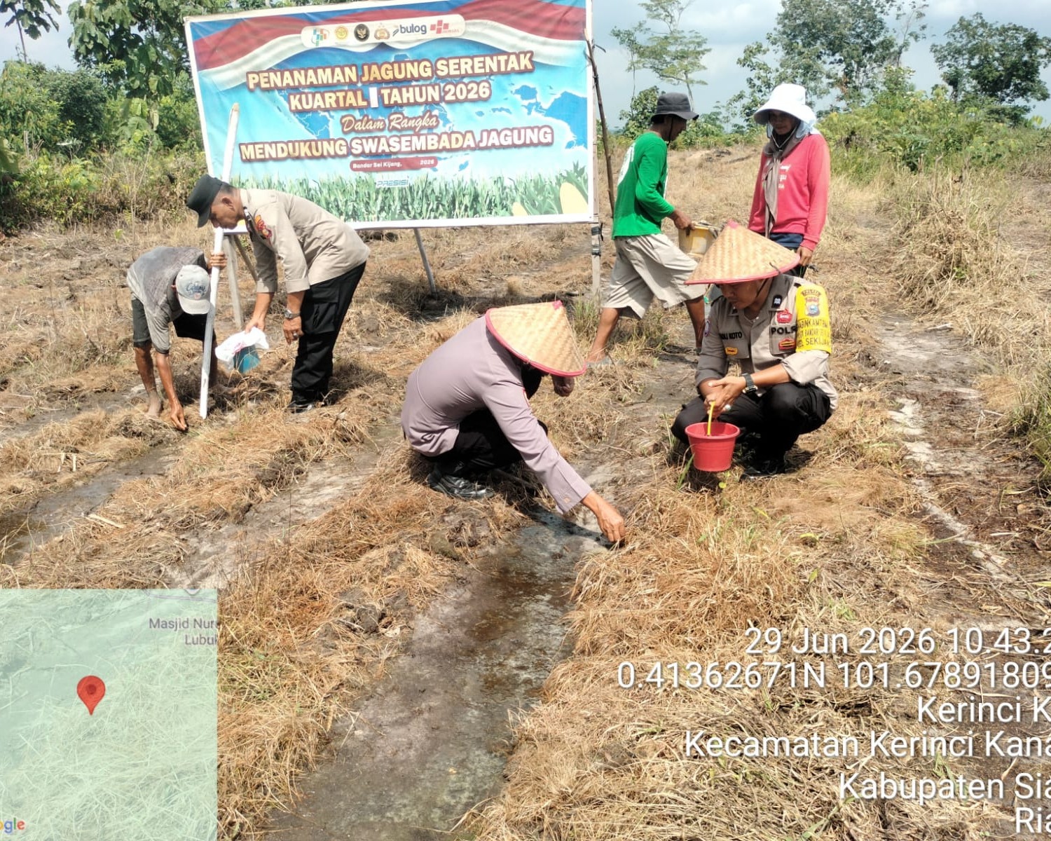 Polsek Bandar Sei Kijang Dukung Ketahanan Pangan di Lubuk Ogung