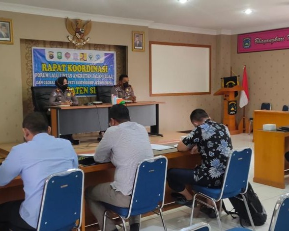 Guna Menekan Angka Kecelakaan Lalulintas, Satlantas Polres Siak Pasang Spanduk Himbauan Kamseltibcarlantas Di Beberapa Titik Rawan Laka di Minas