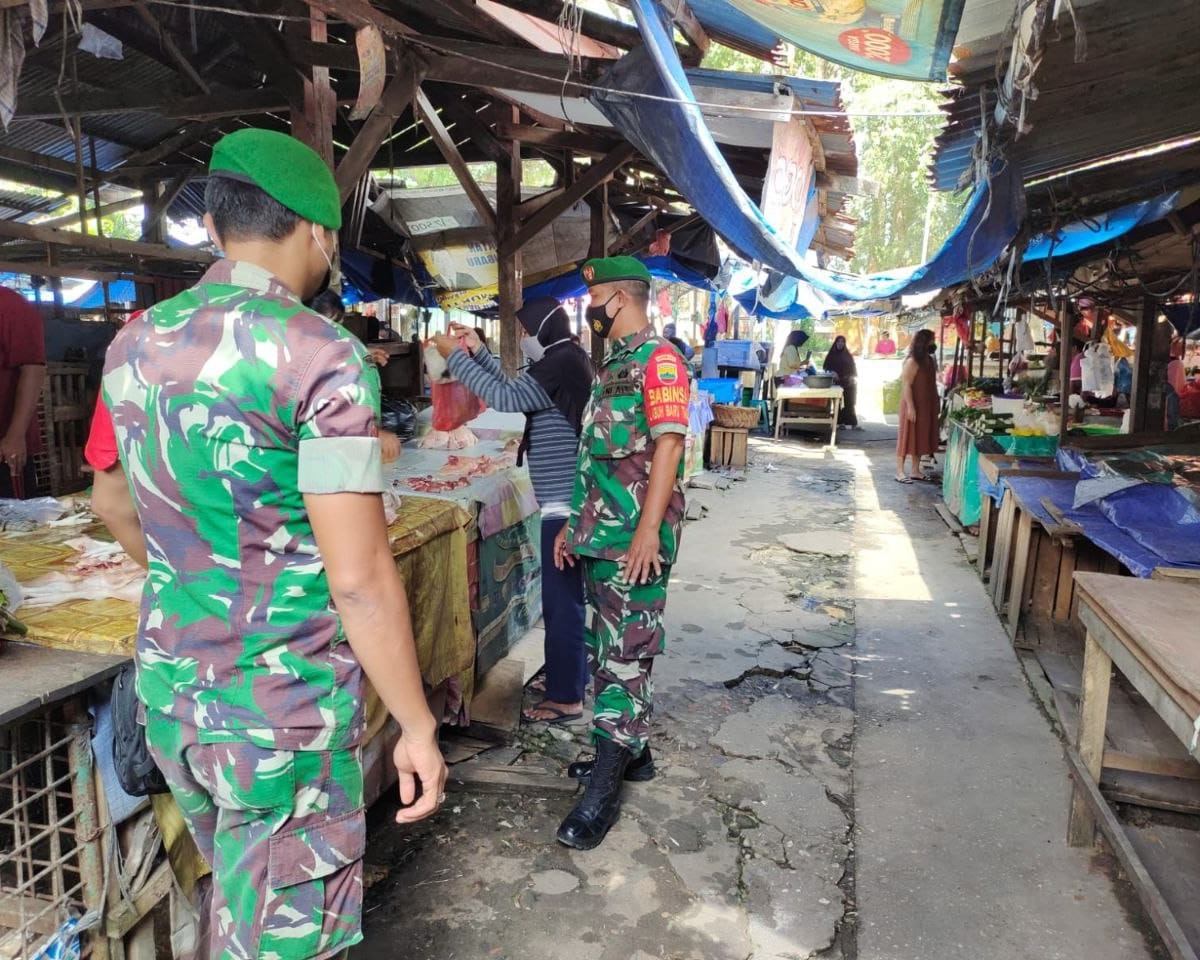 Personil Kodim 0301/PBR Laksanakan Penegakan Prokes di Pasar Pagi Palapa