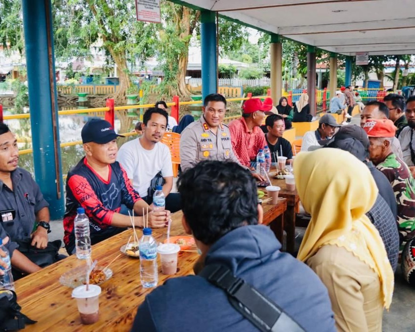 Usai Bagi Sembako Dan  Borong Dagangan Kaki Lima, Kapolres Meranti Tampung Curhatan Warganya