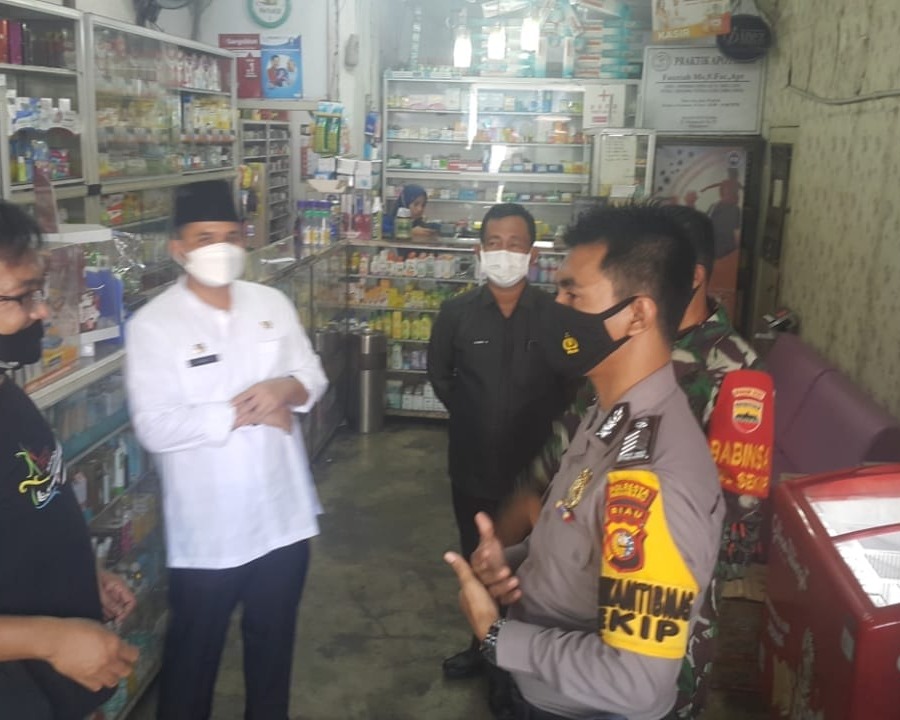 Babinsa Kodim 0301/PBR Bersama Lurah dan Bhabinkamtibmas Laksanakan Tracing Terhadap Keluarga Yang Kontak Erat Pasien Covid-19 di Kelurahan Sekip