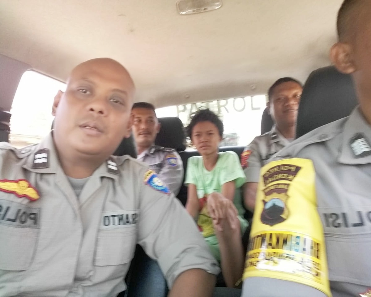 Anggota Polsek Kangkung Antar Pulang Anak Perempuan yang Tersesat di Jalur Pantura 