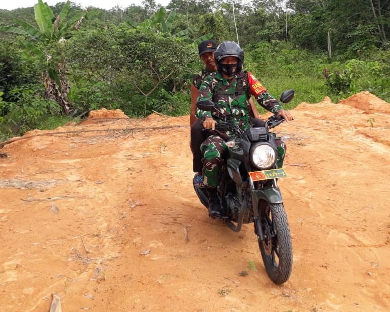 Antipasi Karhutla, Babinsa Kodim 0301/Pekanbaru Patroli di Wilayah Kelurahan Tebing Tinggi Okura