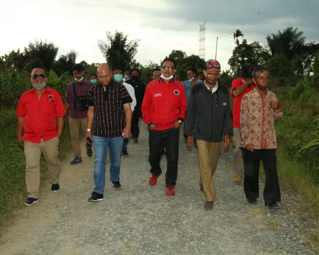 Bupati Taput Turun Ke Dusun Sibadak, Sisir Rumah Potensi Dapat Bedah Rumah Dan Air Bersih Serta Sarana Lainnya