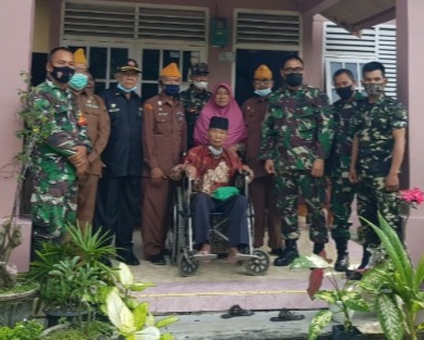 Personil Babinsa Kodim 0301/PBR Lakukan Kunjungan Serta Silahturahmi Ke Rumah Anggota Veteran