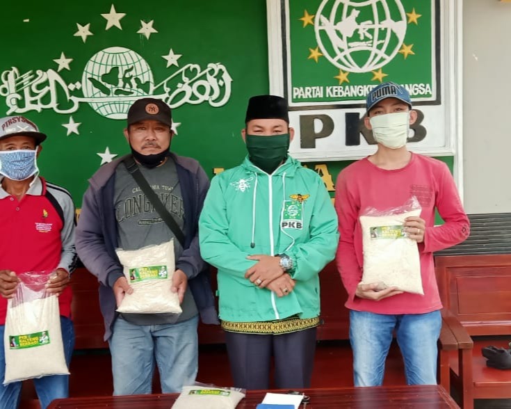 Wakil Ketua II DPRD Kabupaten Murung Raya Rahmanto, Sekaligus Ketua DPC PKB Bagikan Paket Sembako