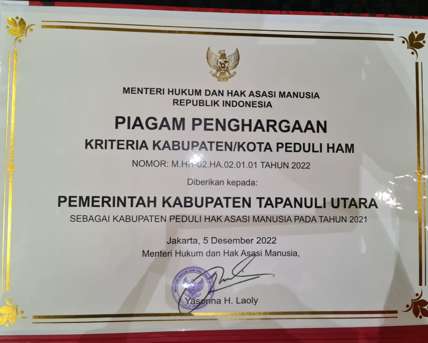 Bupati Tapanuli Utara Terima Piagam Penghargaan Kabupaten Peduli HAM Pada Peringatan Hari HAM Sedunia Ke-74