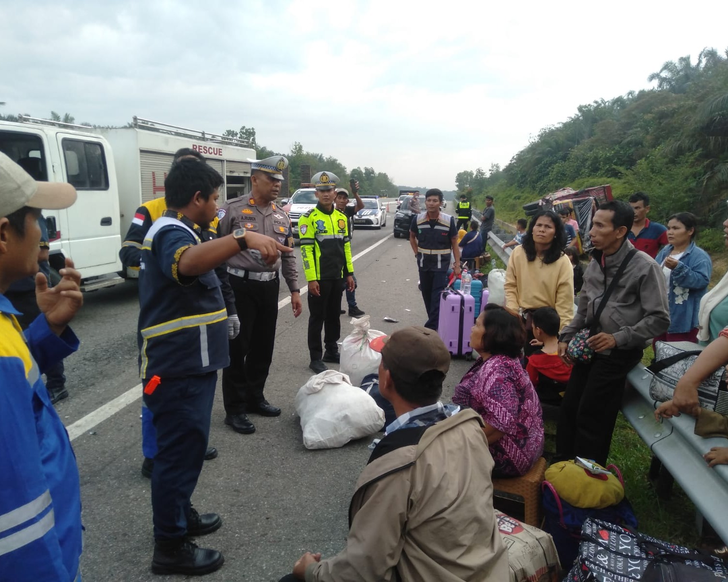 Sigap, Personel Sat PJR Ditlantas Polda Riau dan Tim Lalin HK Berjibaku Selamatkan Korban Kecelakaan di Tol Pekanbaru–Dumai