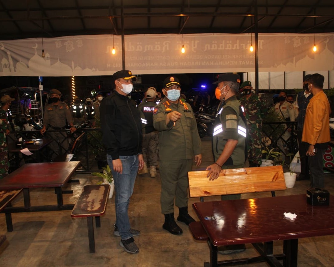 Kapolresta Pekanbaru Pimpin Langsung Operasi Yustisi Gabungan Dalam Penegakan Prokes Covid-19 di Beberapa Tempat Usaha