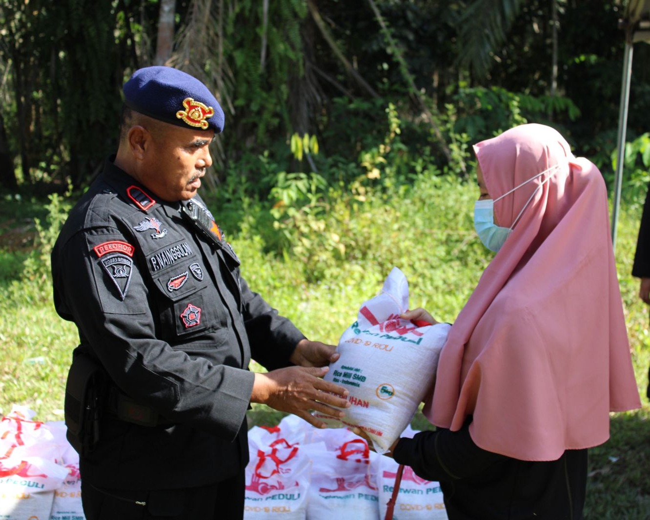 Sambut HUT Brimob Ke-77, Satuan Brimob Polda Riau Gelar Pengobatan Gratis Dan Vaksin