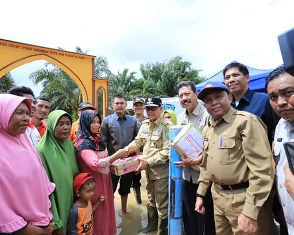 Wagubri Serahkan Bantuan Ke Warga Terdampak Banjir Di Kecamatan Bonai Darussalam Rohul