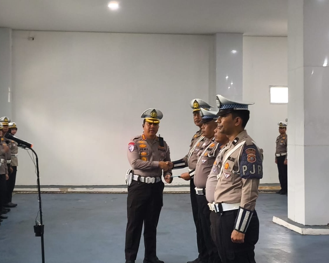 Empat Personel Satuan PJR Ditlantas Polda Riau Terima Penghargaan Atas Aksi Kemanusiaan