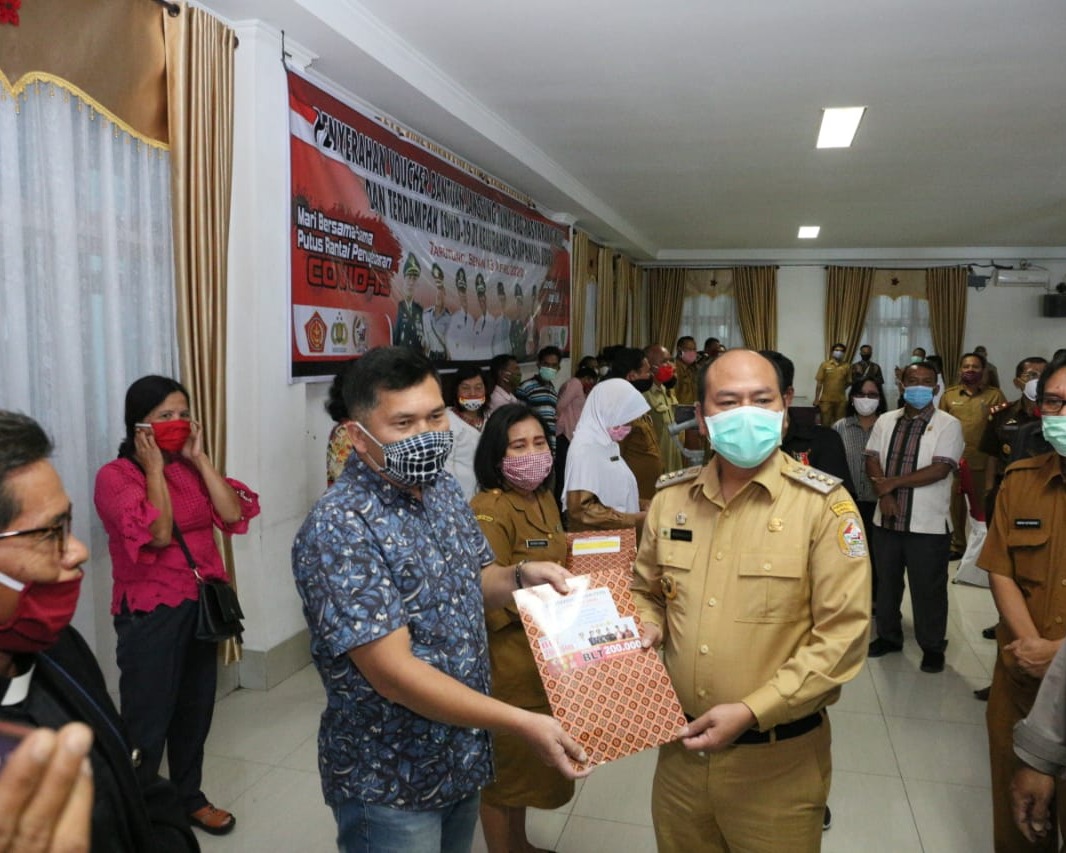 Bupati Taput Serahkan Bantuan Voucher Belanja Sembako Bagi Masyarakat Miskin Di Kelurahan Yang Berdampak Akibat Covid-19 