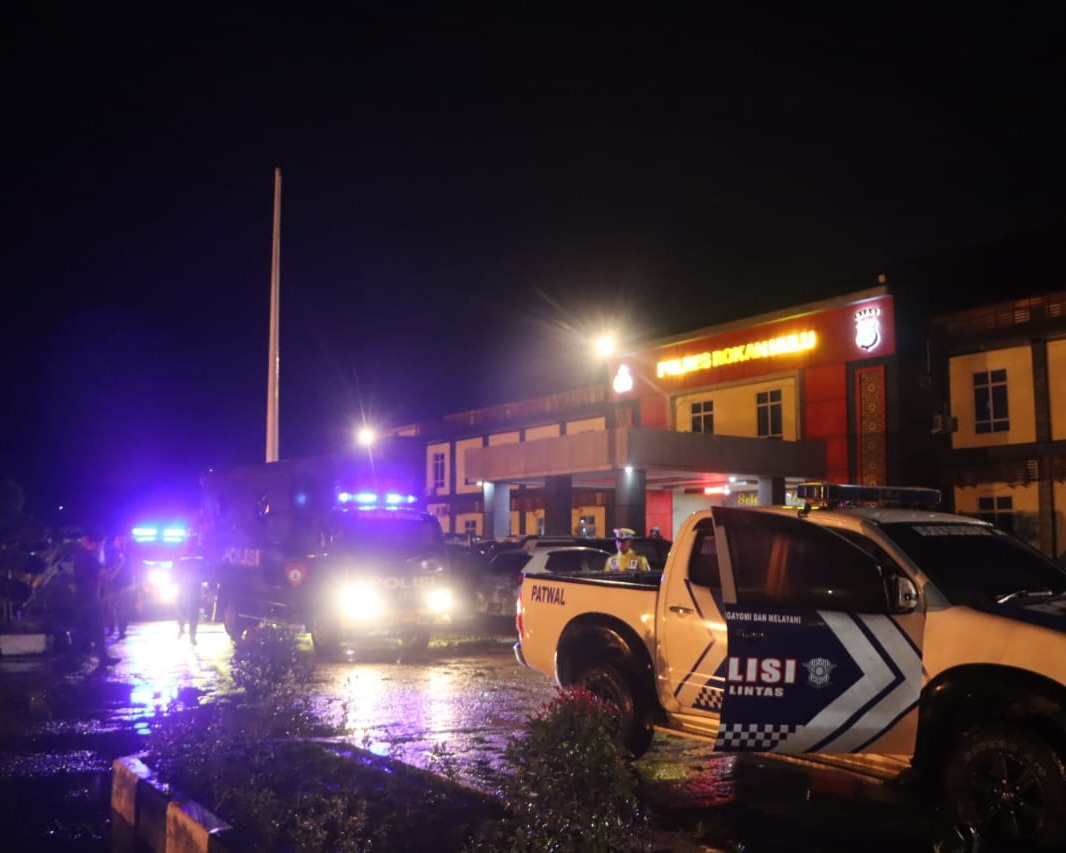 Polres Rokan Hulu Pastikan Keamanan Melalui Apel Cipkon dan Patroli Blue Light