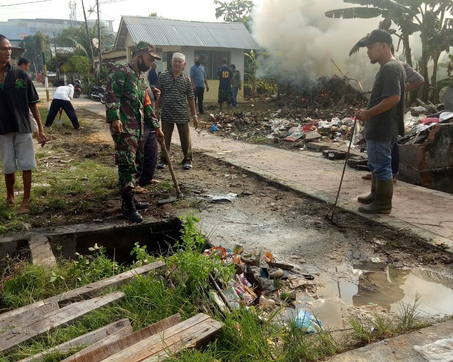 Prajurit Kodim 0301/PBR Laksanakan Gotong Royong Bersama Masyarakat Kelurahan Padang Terubuk