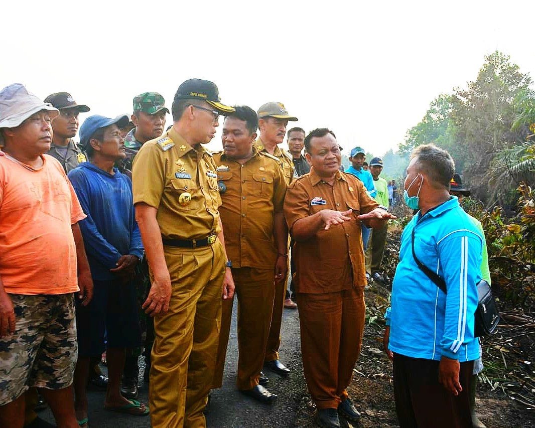 Bupati Lampung Timur Tinjau Lokasi Kebakaran Lahan Gambut di Desa Adiluhur