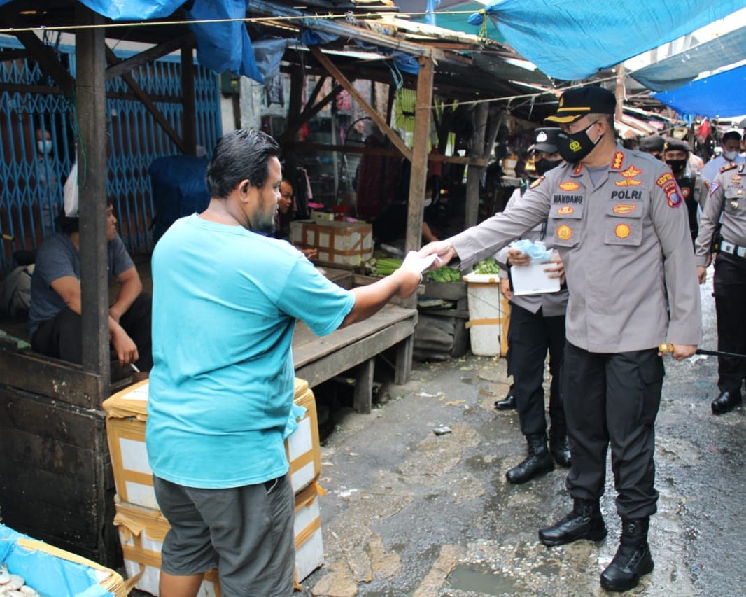 Cegah Penularan Covid-19, Kapolresta Pekanbaru Perintahkan Personilnya Berikan Himbauan Prokes dan Bagikan Masker