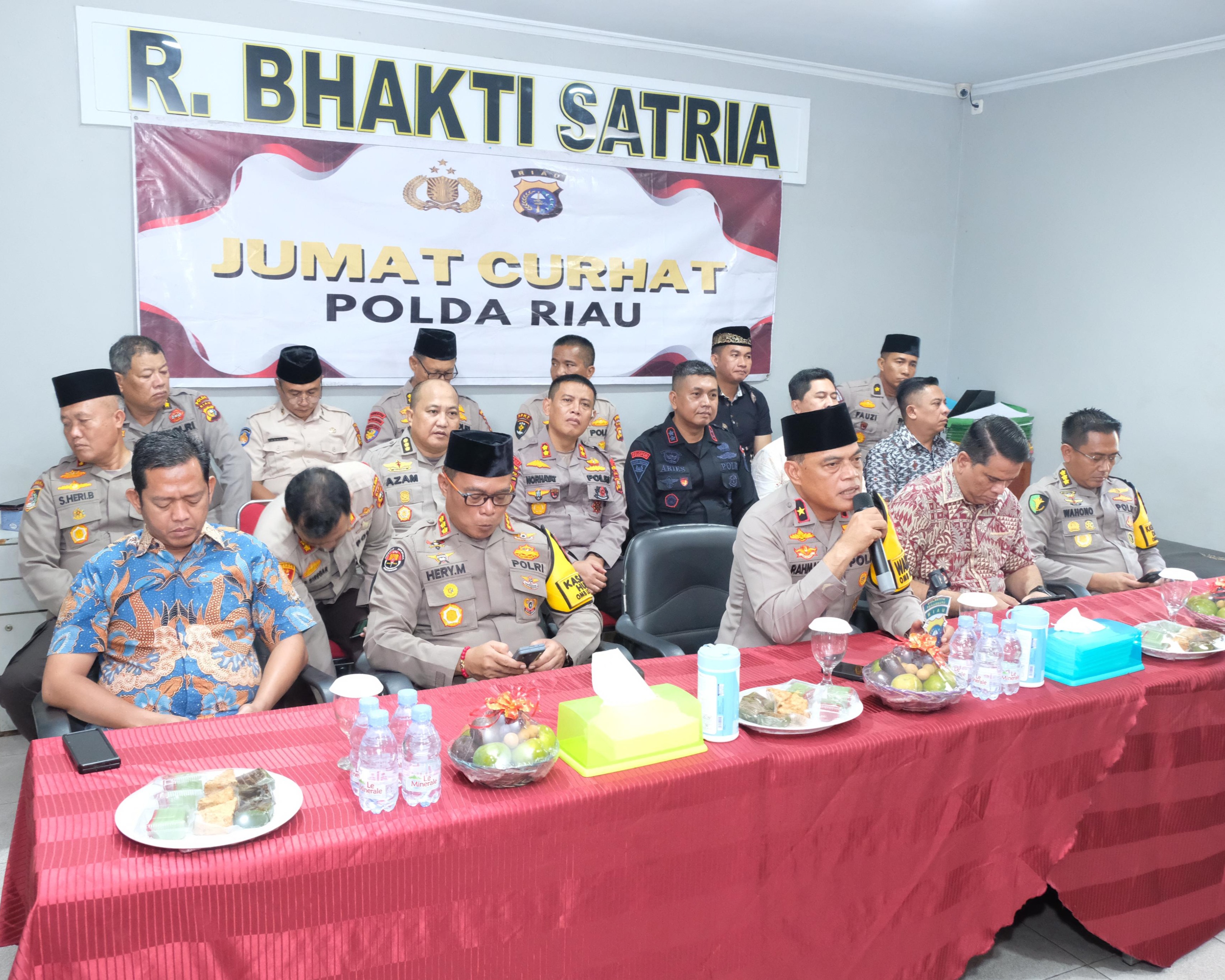 Wakapolda Riau Hadiri Jumat Curhat, Dengarkan Keluhan Warga Terkait Permasalahan Di Masyarakat