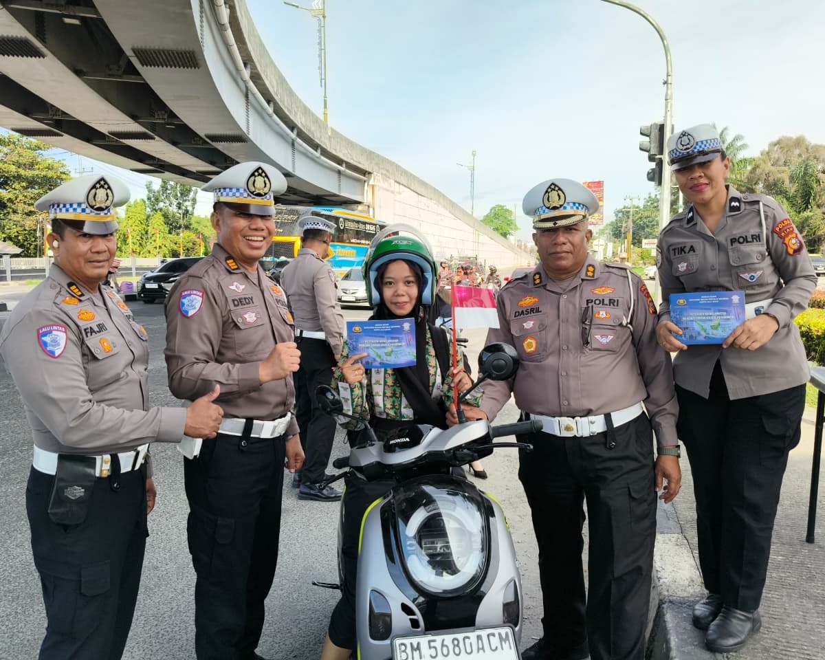 Polantas Karib Hadir Di Tengah Hiruk Pikuk Kota Pekanbaru, Ditlantas Polda Riau Kobarkan Semangat Keselamatan, Nasionalisme Dan Green Policing Jelang HUT RI Ke-81