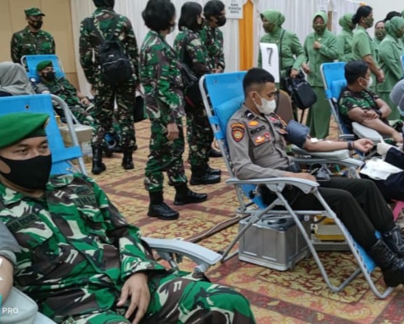 Sambut HUT TNI Ke-76, Personel Kodim 0301/PBR Ikuti Kegiatan Baksos Donor Darah