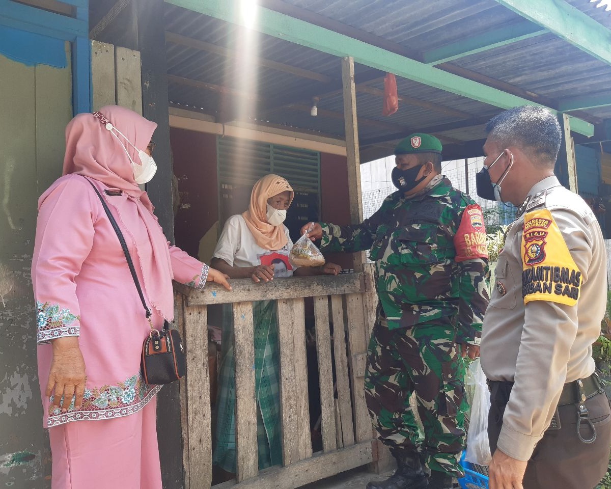 Personil Babinsa Kodim 0301/PBR dan Polri Serta Ketua RT Bagikan Nasi Bungkus Kepada Warga Yang Terdampak PPKM di Kelurahan Umban Sari