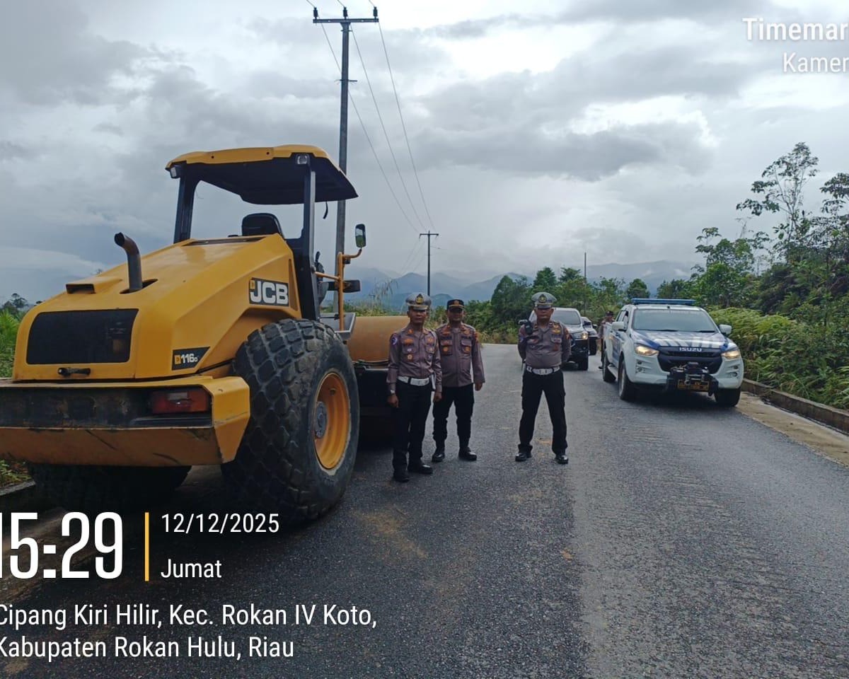 Tinjau Lokasi Longsor, Satlantas Polres Rokan Hulu Pasang Rambu Peringatan Di Jalan Amblas Lintas Rokan–Banjar Datar
