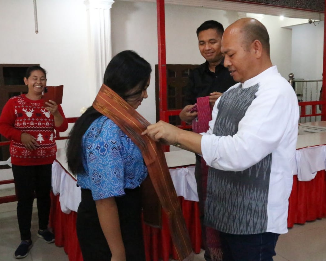 Bupati Nikson Nababan Berangkatkan Peserta Pesparawi Tingkat SLTA Yang Mewakili Tapanuli Utara