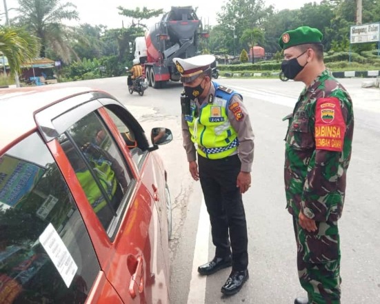 Personil Kodim 0301/PBR Laksanakan Kegiatan Penyekatan Pos Jalur Mudik Lebaran 1442 H dan PPKM Dalam Penanganan Covid-19 di Jalan Lintas Timur KM 22 Simpang Pasir Putih