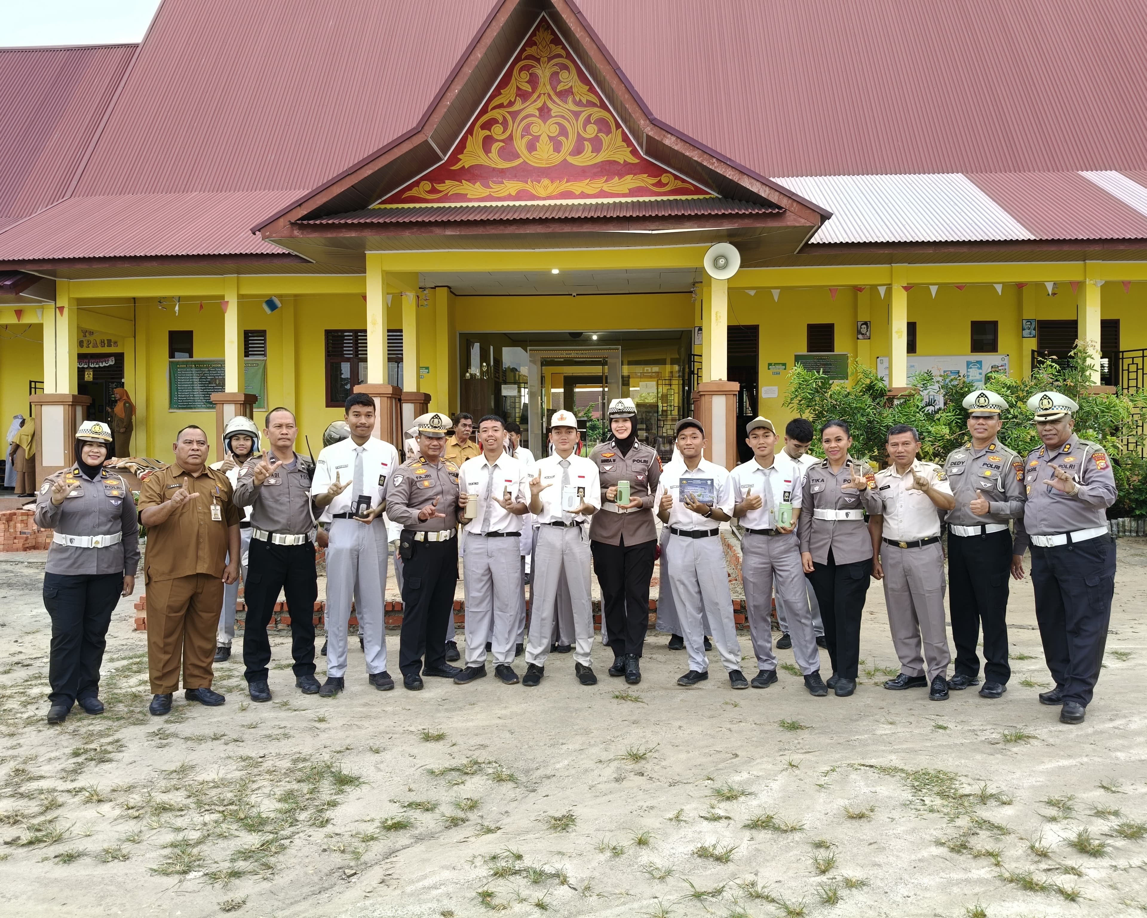 Bangun Generasi Tertib Berlalu Lintas Dan Cinta Lingkungan, Ditlantas Polda Riau Gelar Police Goes To School di SMAN 19 Pekanbaru
